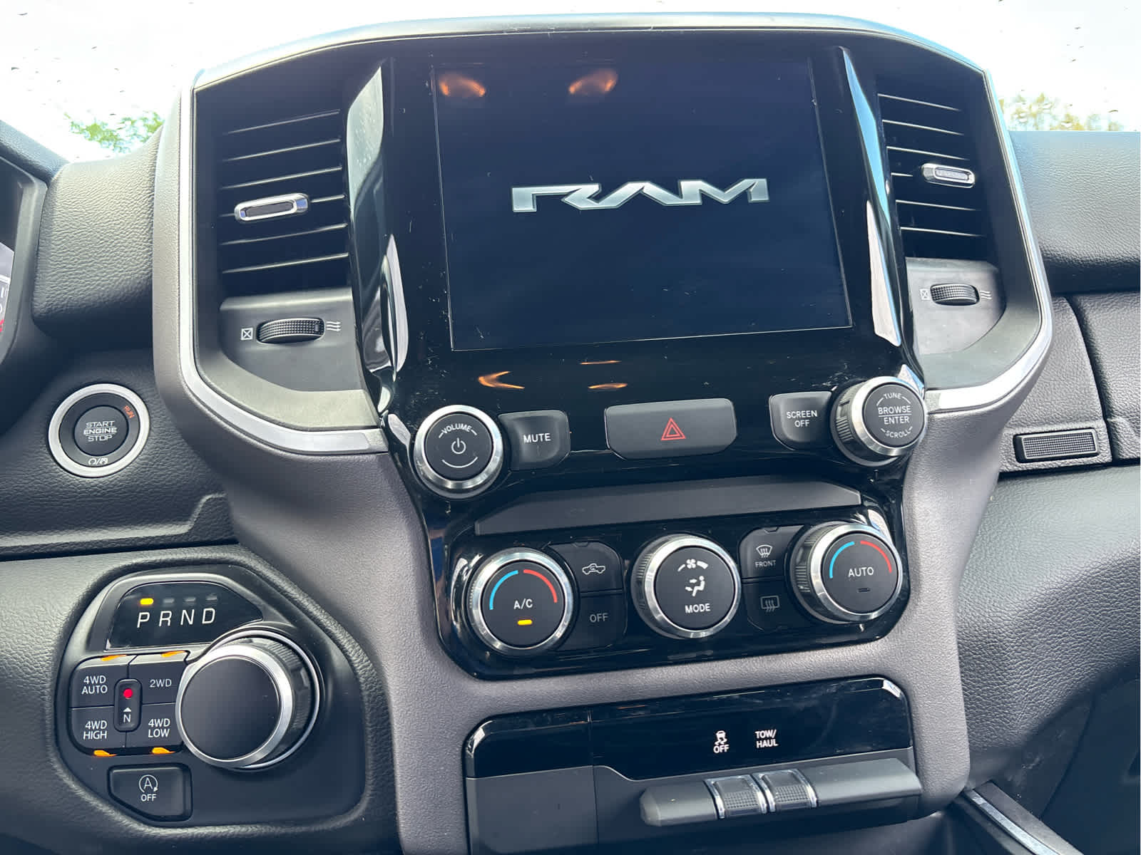 2022 RAM 1500 Big Horn Crew Cab 4x4 5'7" Box