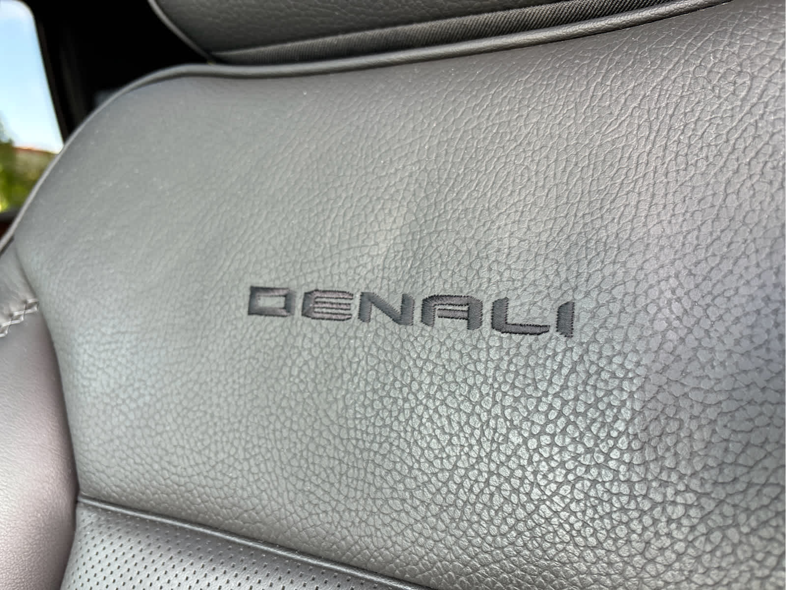 2025 GMC Yukon Denali - Photo 11