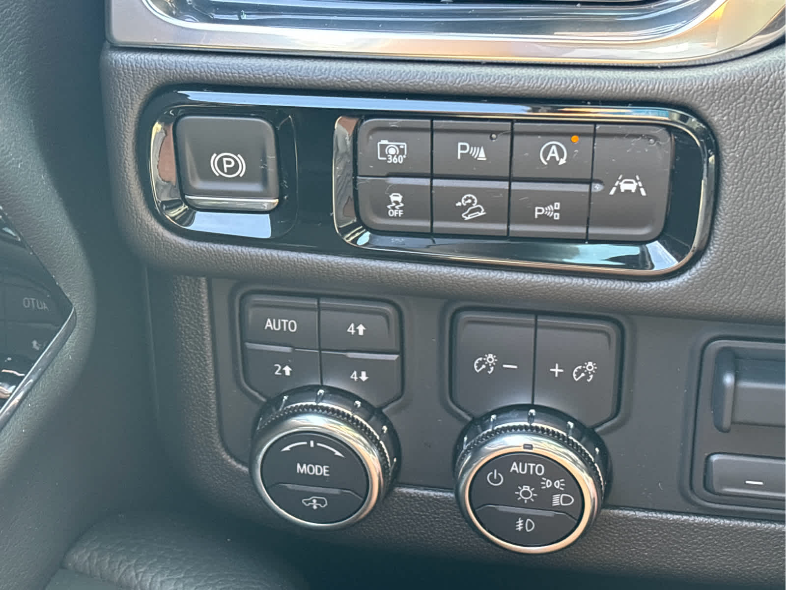 2025 GMC Yukon Denali - Photo 21