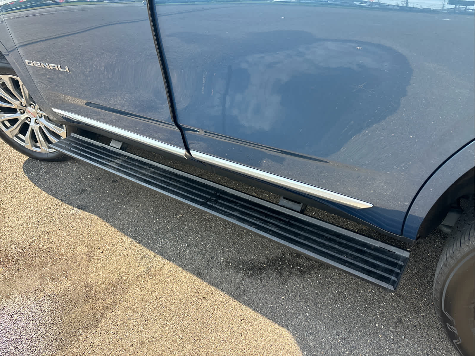 2025 GMC Yukon Denali - Photo 24