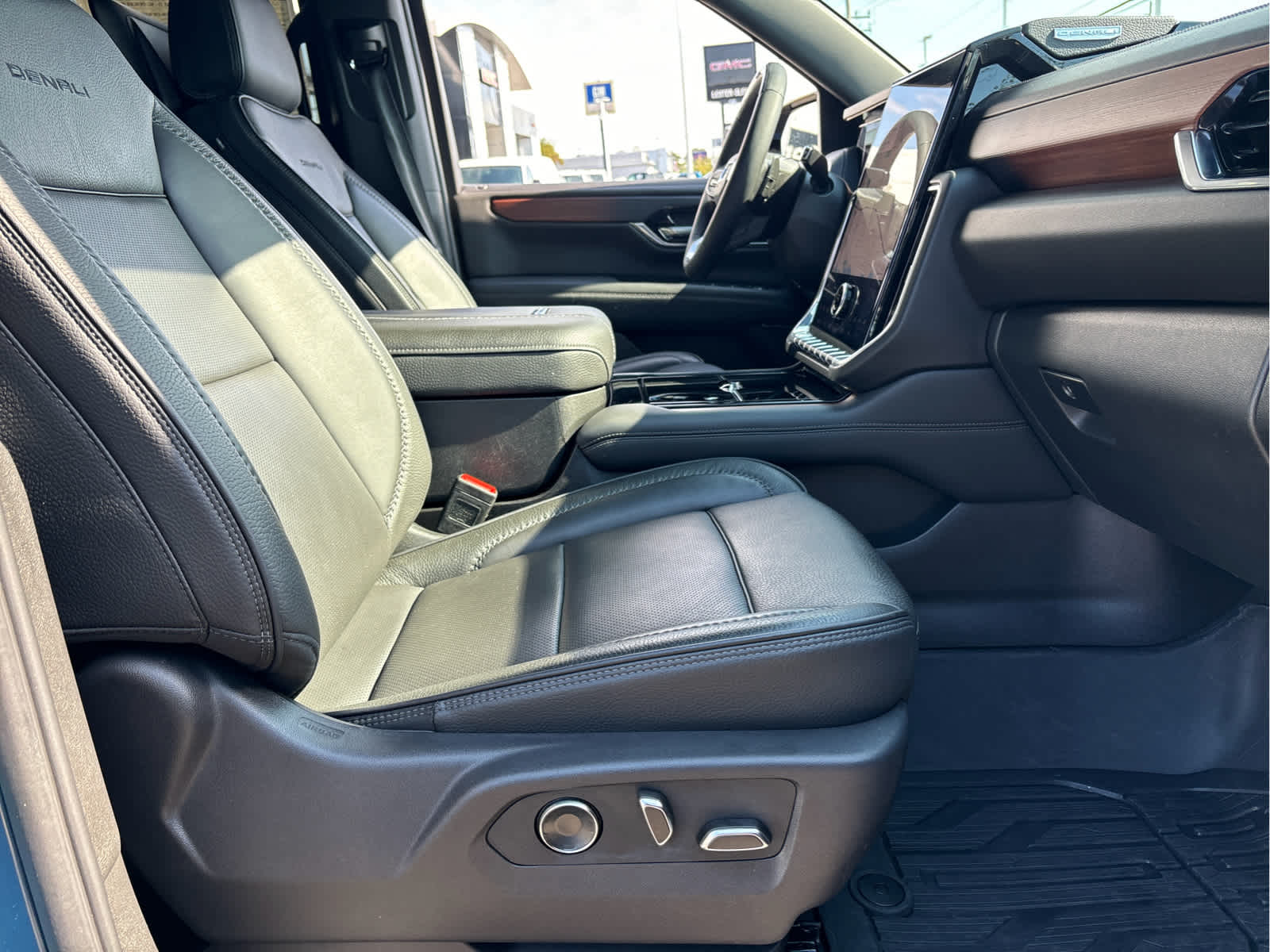 2025 GMC Yukon Denali - Photo 26