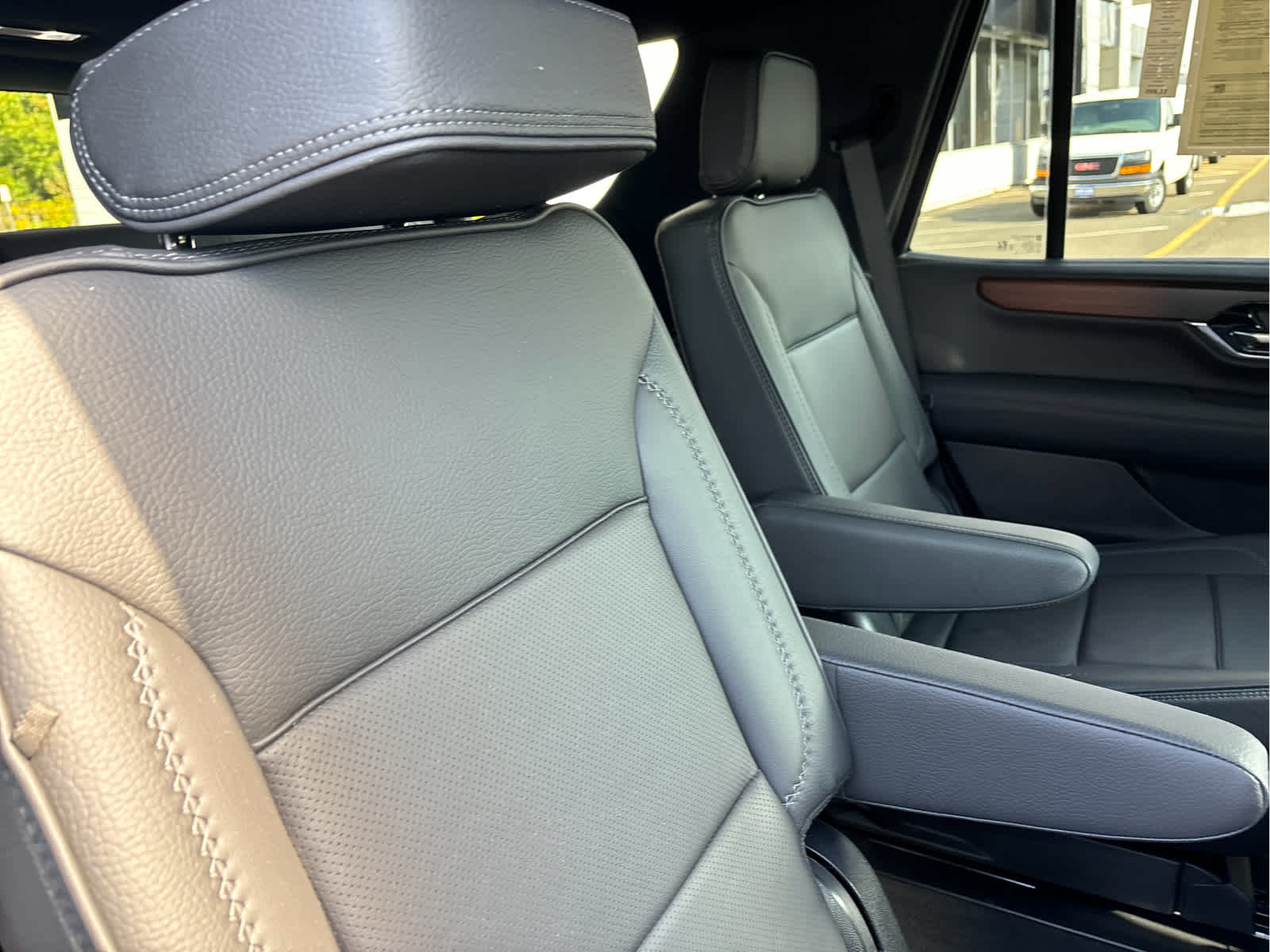 2025 GMC Yukon Denali - Photo 29