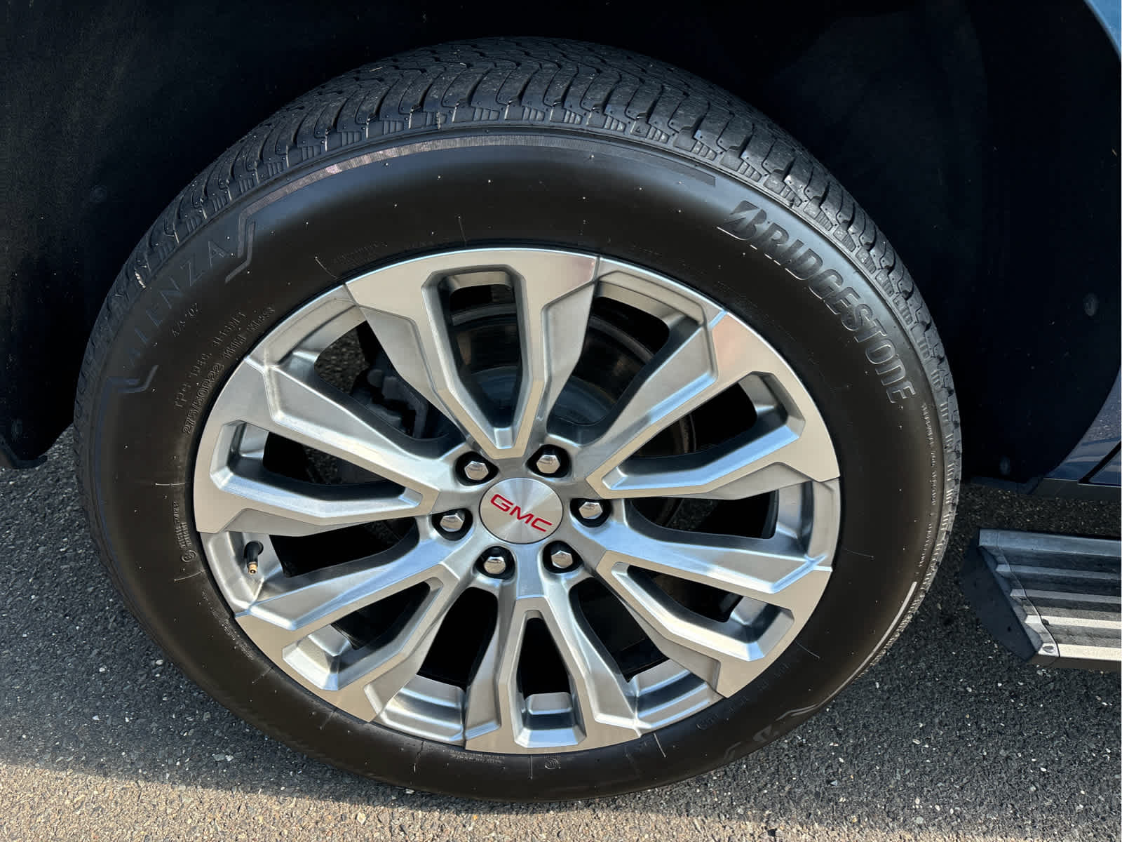 2025 GMC Yukon Denali - Photo 31