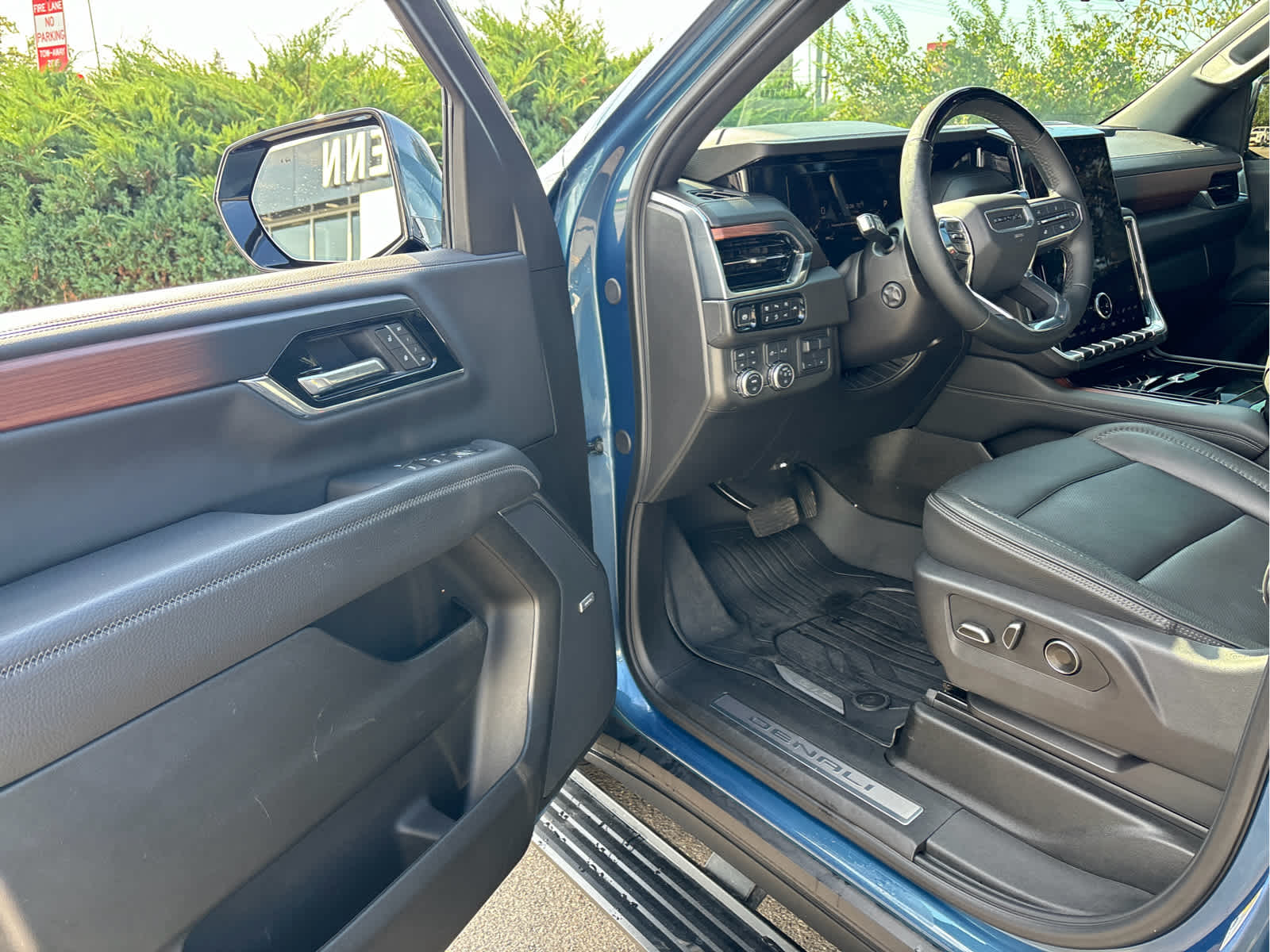 2025 GMC Yukon Denali - Photo 7