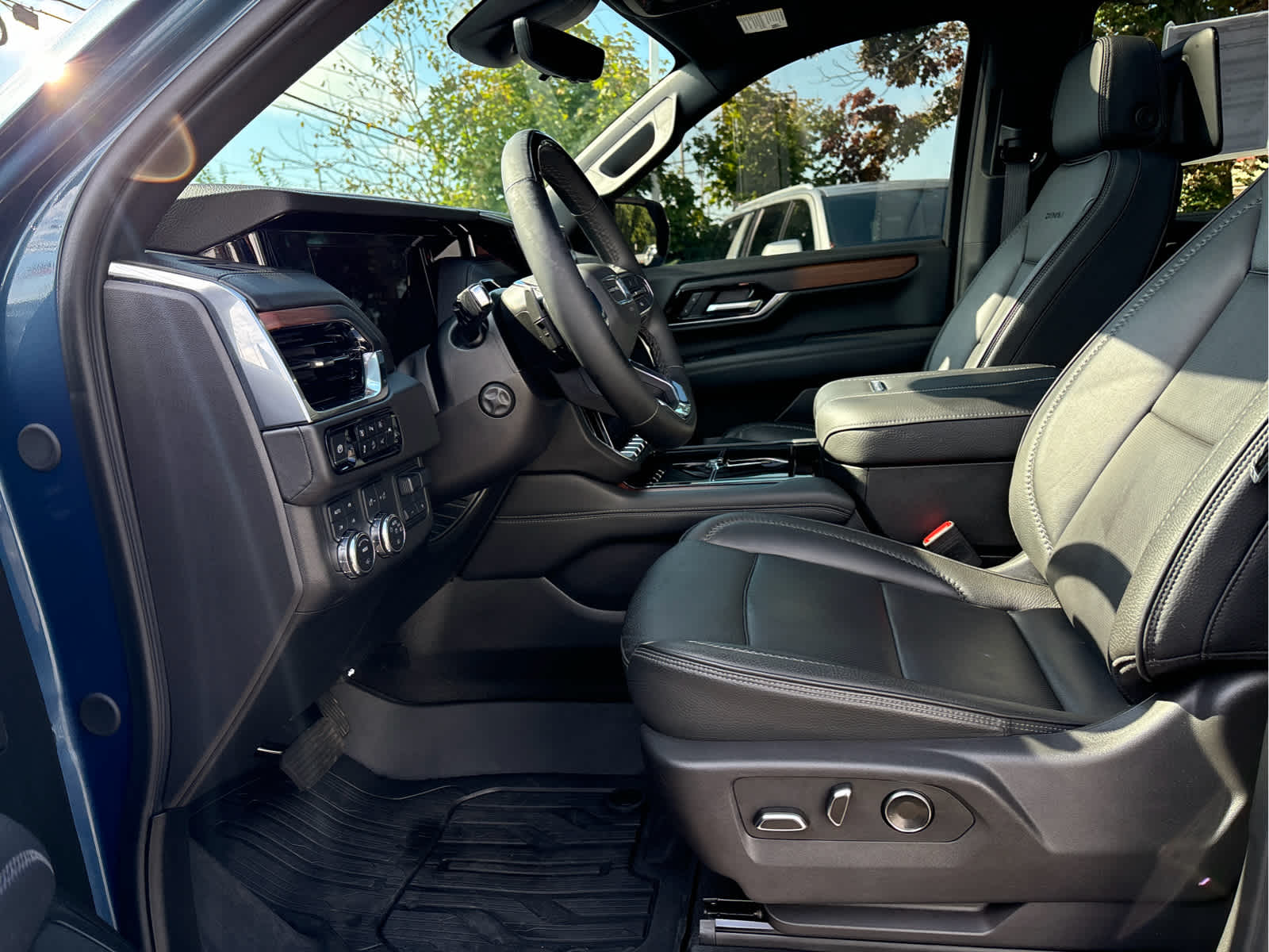 2025 GMC Yukon Denali - Photo 8