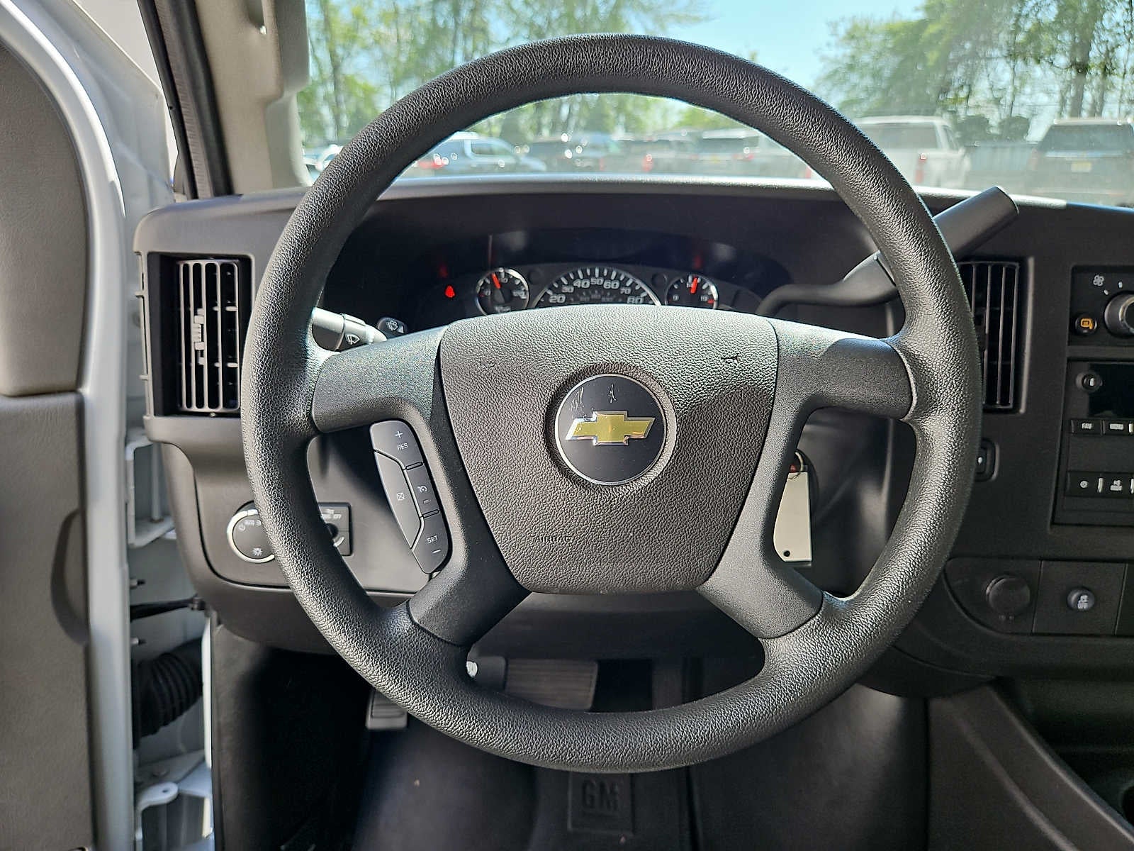 2025 Chevrolet Express Passenger 1LT