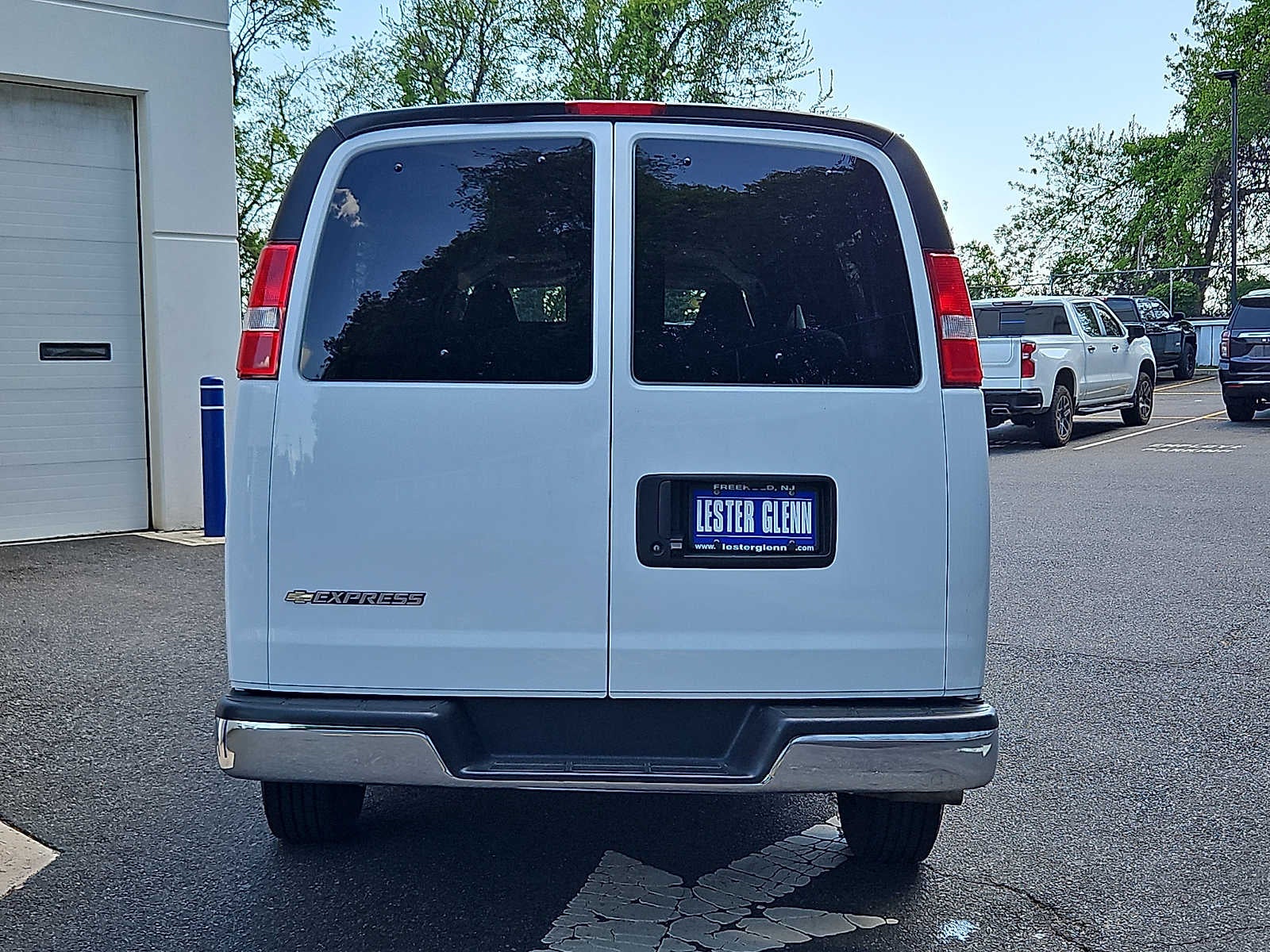 2025 Chevrolet Express Passenger 1LT