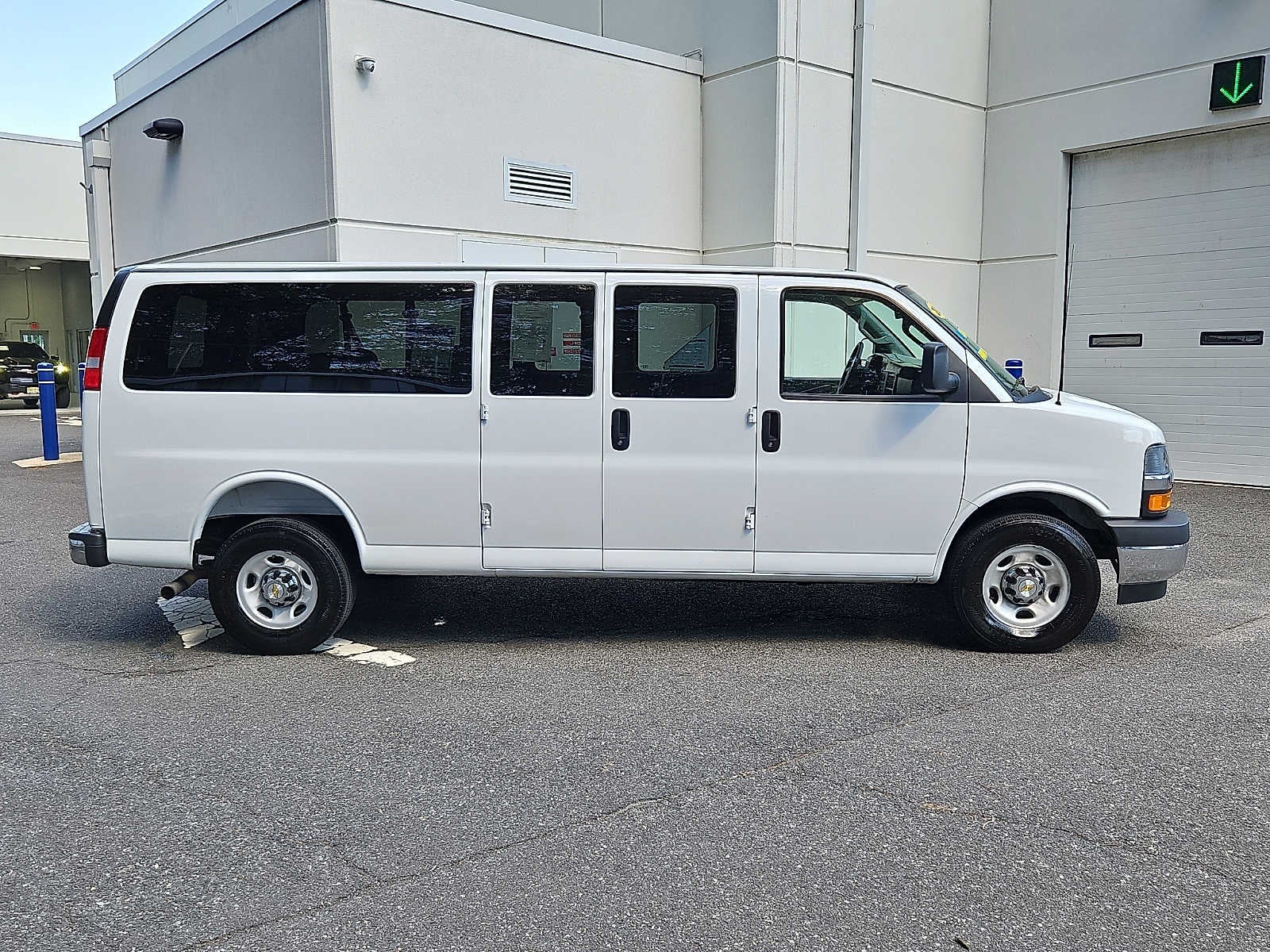 2025 Chevrolet Express Passenger 1LT