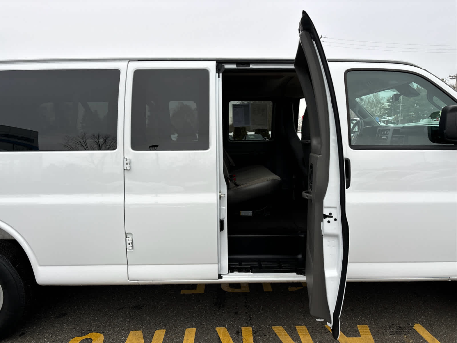 2025 Chevrolet Express Passenger 1LT