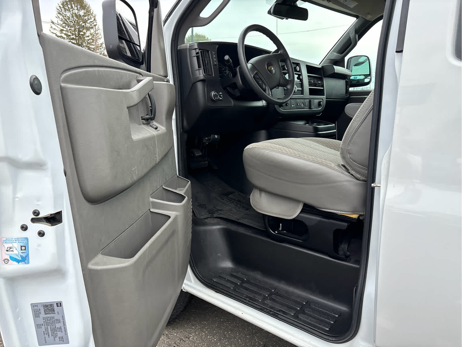 2025 Chevrolet Express Passenger 1LT