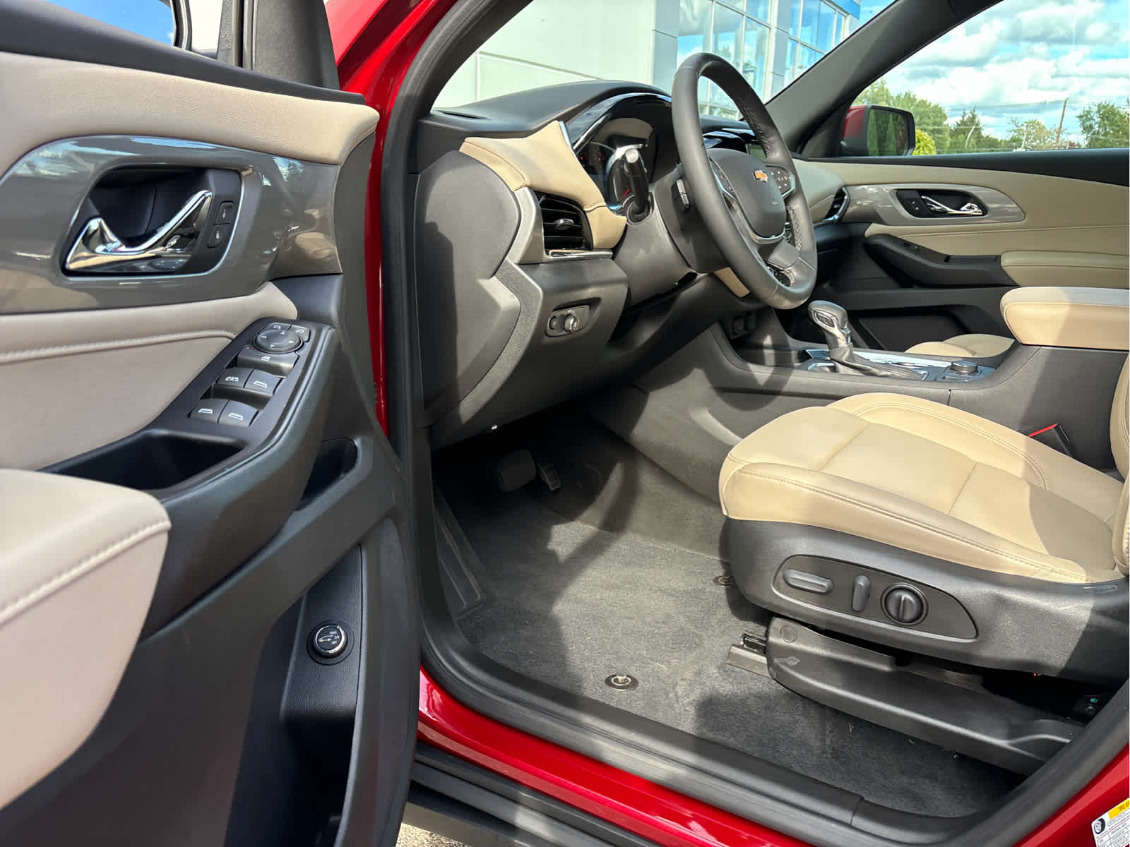 2023 Chevrolet Traverse LT Leather