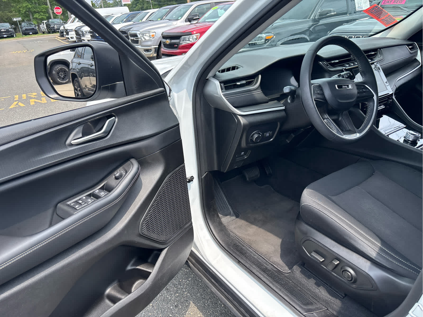 2023 Jeep Grand Cherokee L Laredo