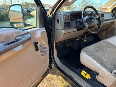 2004 Ford Super Duty F-350 DRW XL