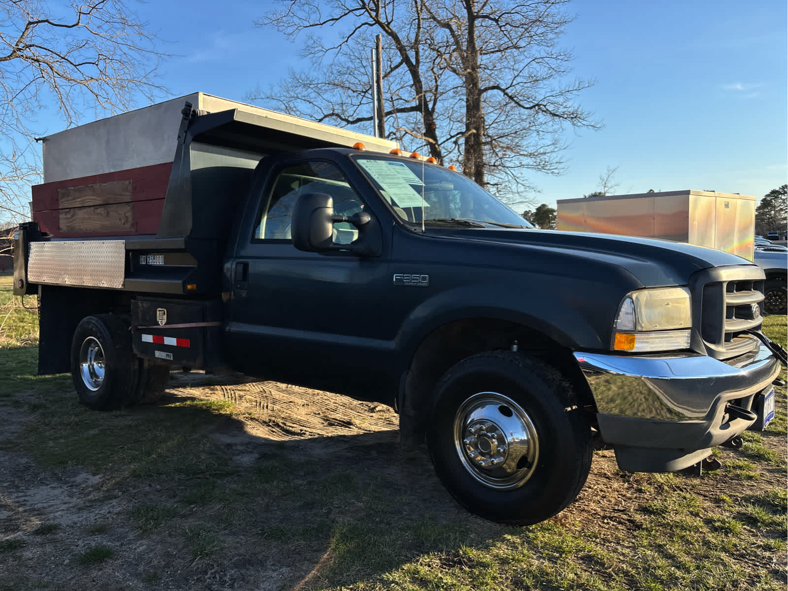 2004 Ford Super Duty F-350 DRW XL