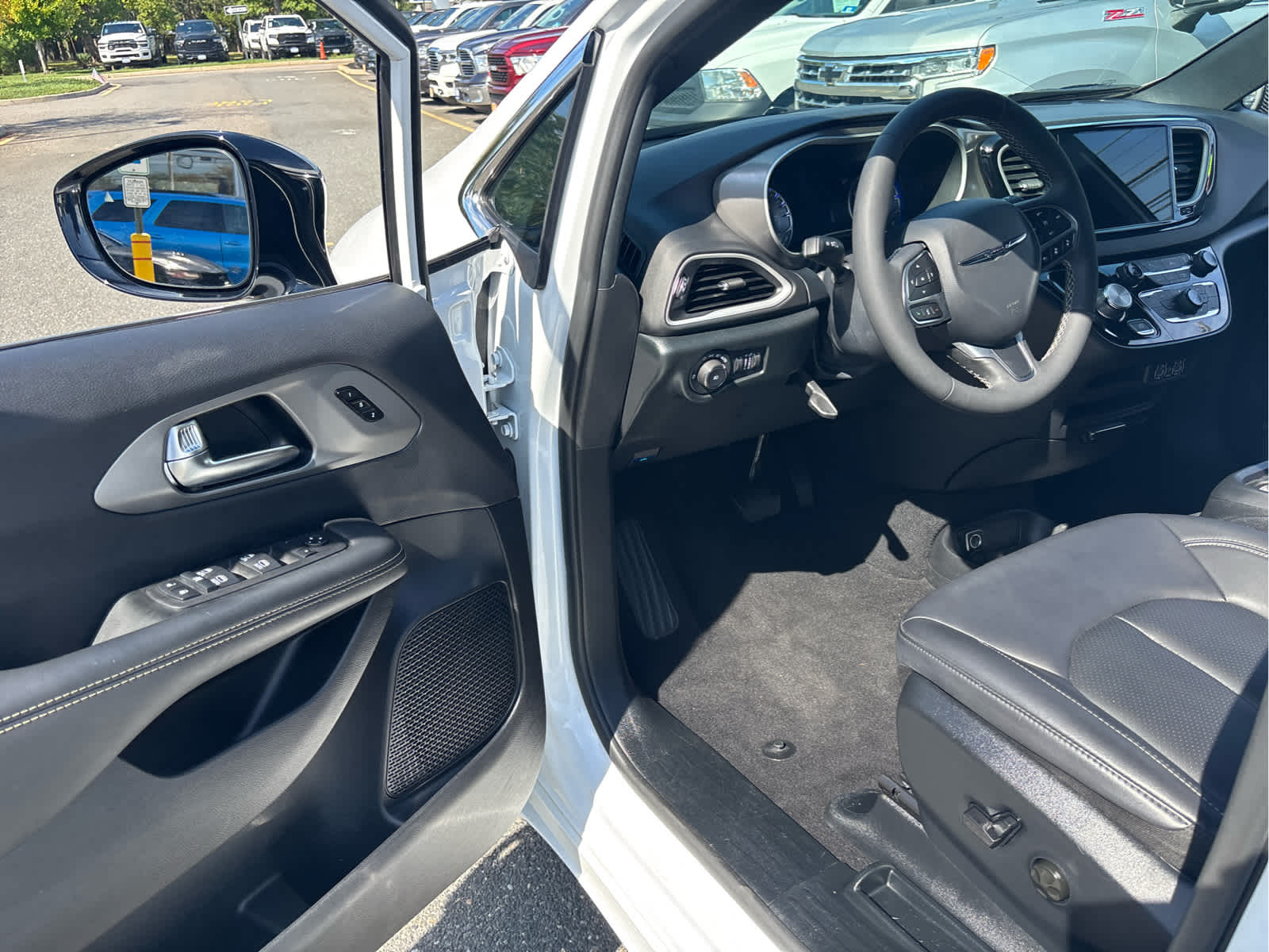 2025 Chrysler Pacifica Select