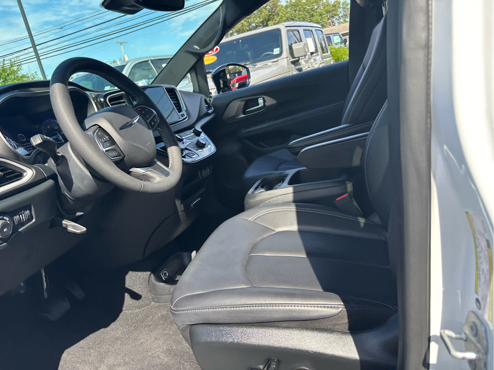 2025 Chrysler Pacifica Select