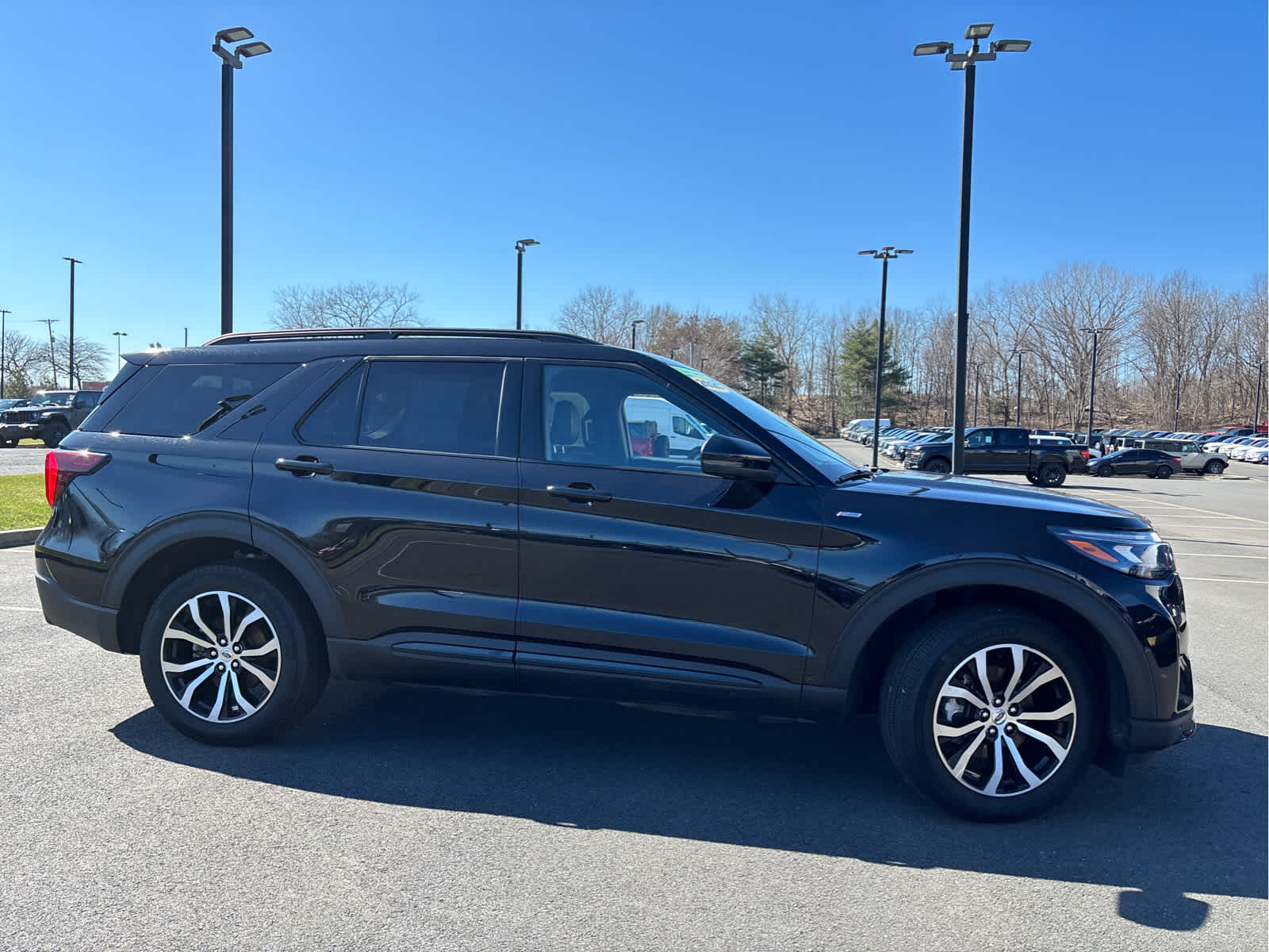 2025 Ford Explorer ST-Line