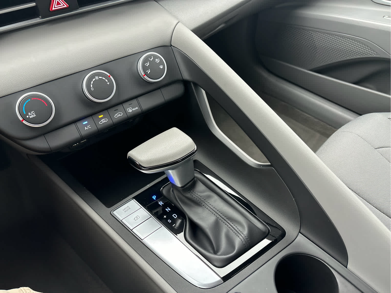 2023 Hyundai Elantra SE