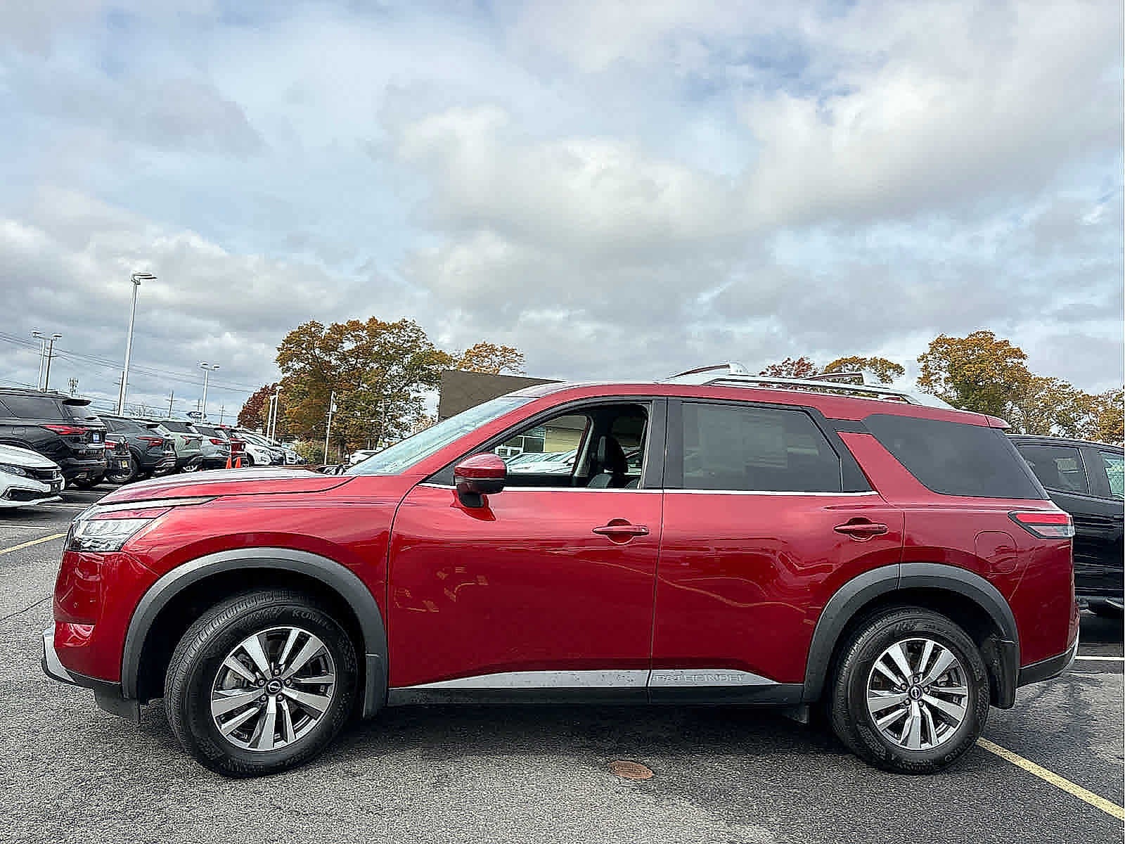 2022 Nissan Pathfinder SL